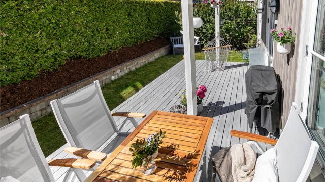 Om du ønsker å bo lettstelt, men fortsatt ha tilgang til et eget uteareal vil denne leiligheten med usjenert terrasse og hageflekk være et attraktivt alternativ.