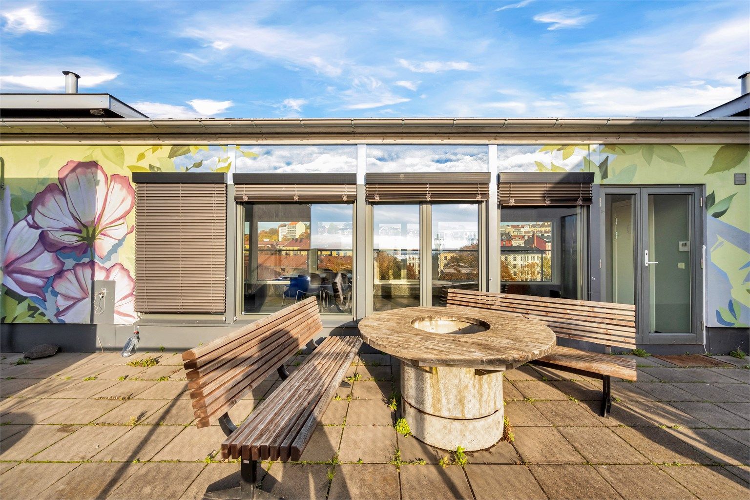 Sameiet har felles takterrasse med takhus og sittegrupper for beboerne.