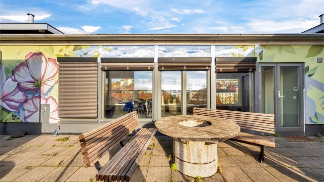 Sameiet har felles takterrasse med takhus og sittegrupper for beboerne.