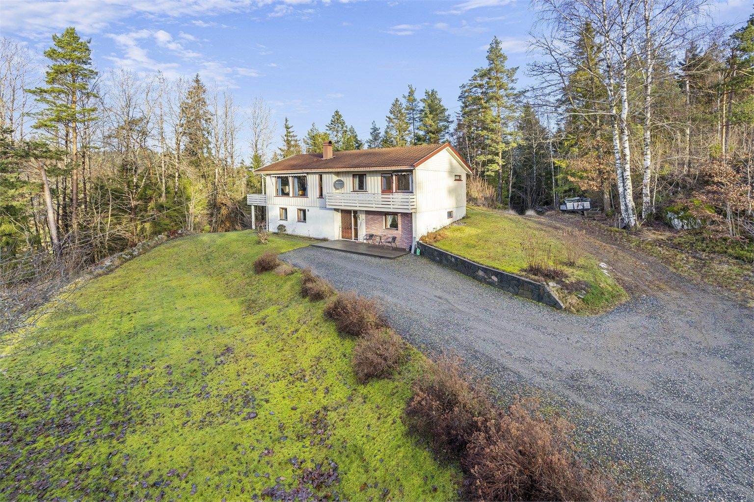 Romslig tun med god plass til flere biler. Hage til lek og moro.