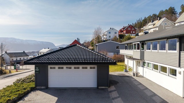 Garasje og stort asfaltert parkeringsareal