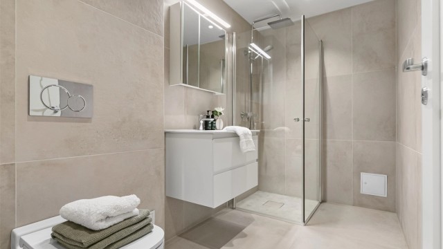 Meget pent og moderne baderom med 60x60 fliser, gulvvarme og downlights i himling. Dusj med foldbare dører, regnfall og hånddusj