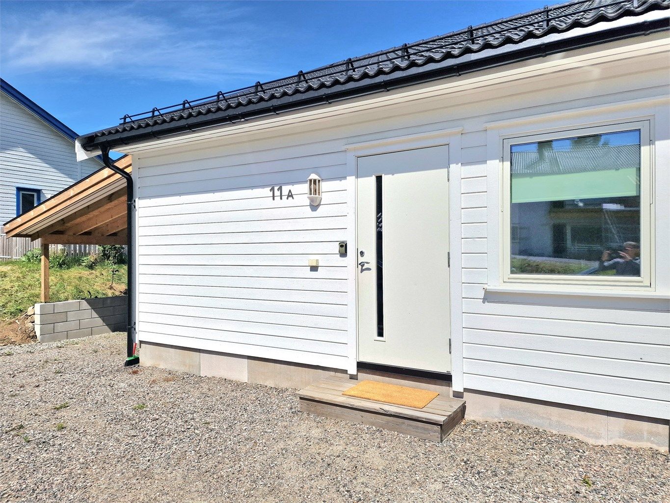 Inngangspartiet. Her får man en lettstelt og nyere halvpart av en tomannsbolig med gode solforhold.