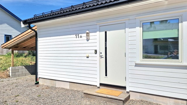 Inngangspartiet. Her får man en lettstelt og nyere halvpart av en tomannsbolig med gode solforhold.