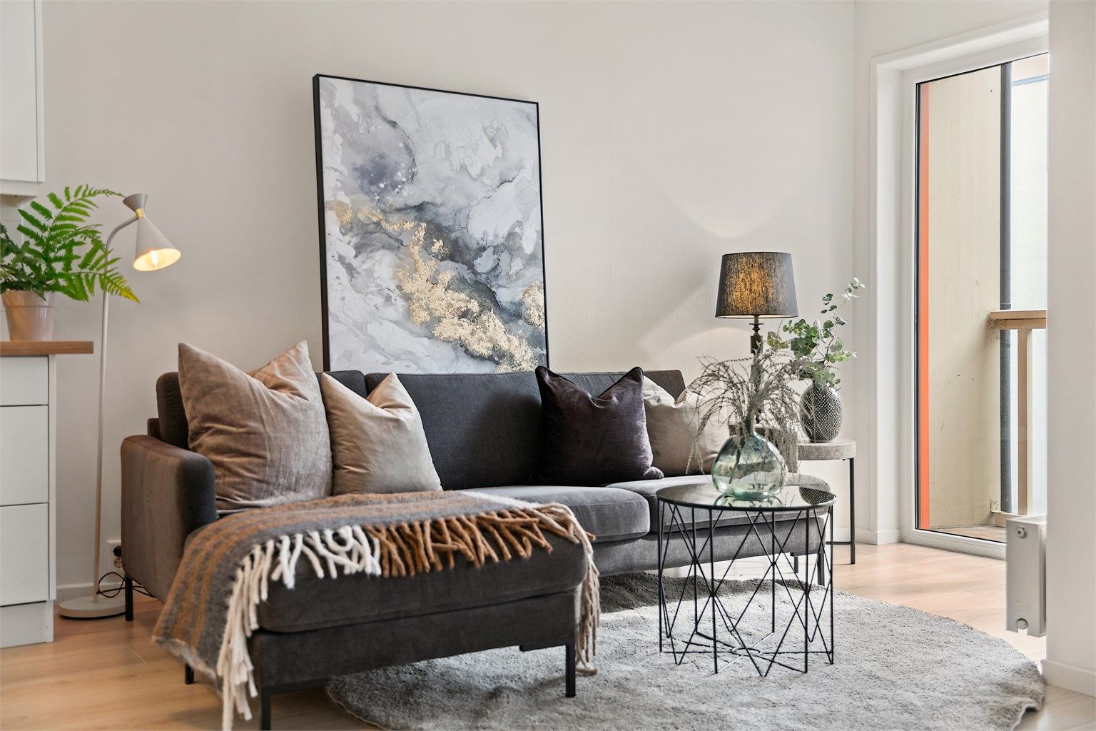 Mye lysinnslipp fra store vindusflater