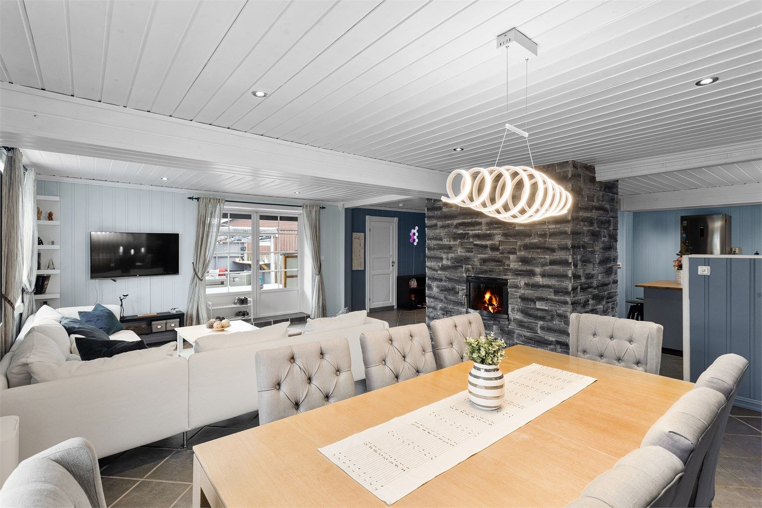 Utgang fra stuen til fin uteplass på terrassen