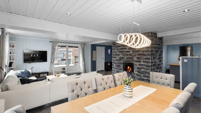 Utgang fra stuen til fin uteplass på terrassen