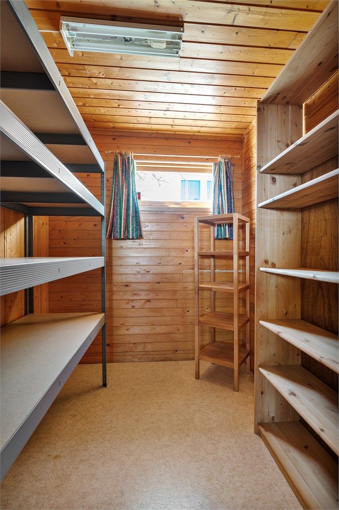 Det er rikelig med boder i underetasjen