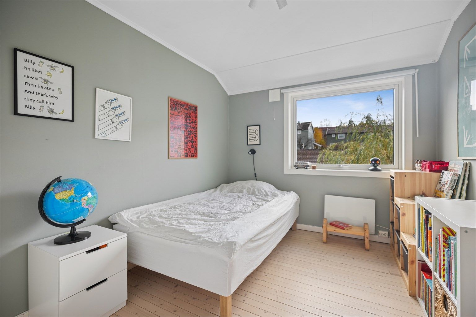 Soverom 2 er malt i en lysegrønn nyanse og har rikelig med lysinnslipp og karakter. 