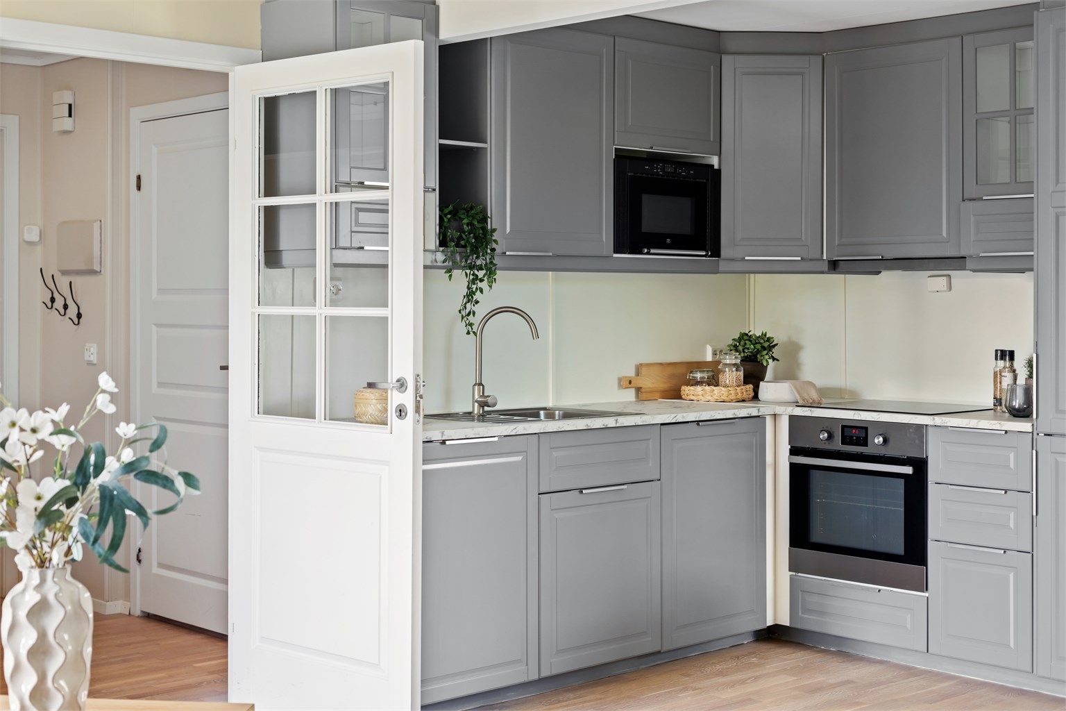 En varm velkomst møter deg i dette rommet med åpen stue- og kjøkkenløsning. 