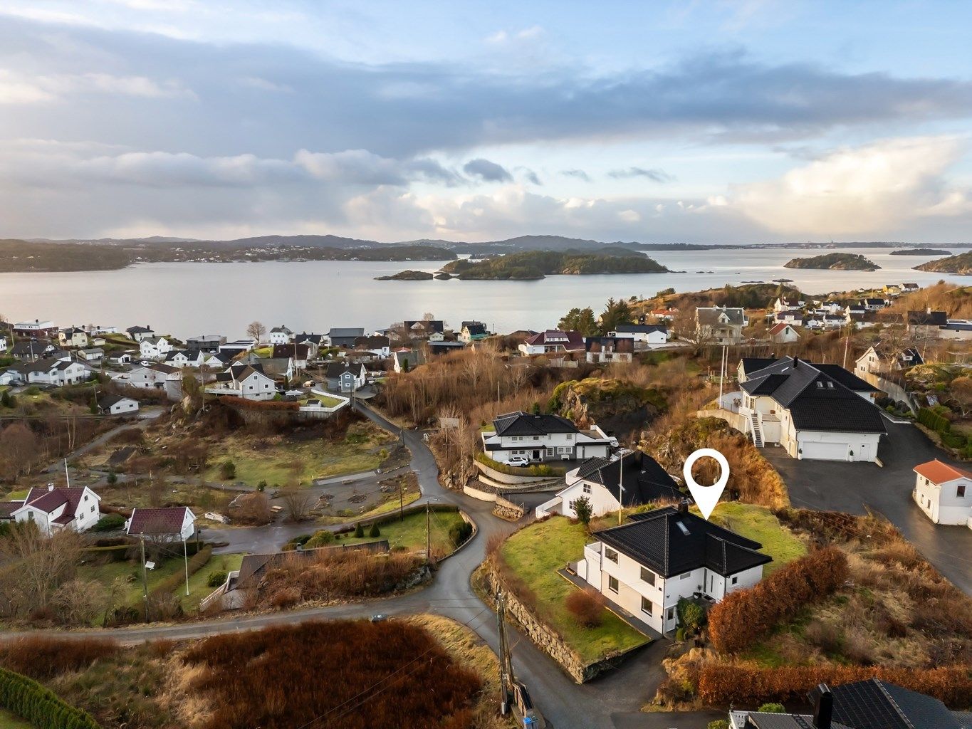 Frittliggende enebolig på Follese. Boligen er oppgradert de siste årene. Nydelig vestvendt beliggenhet med meget gode sol og utsiktsforhold.