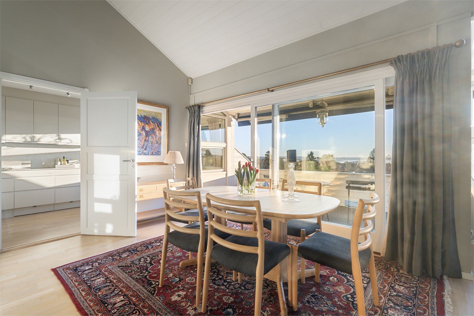 Utgang til en herlig balkong.