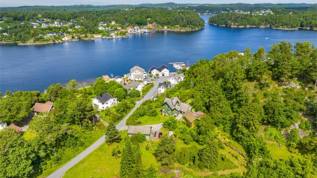 Velkommen til Kongshavnveien 18- en eiendom med muligheter, sjønær beliggenhet og romslig plass.