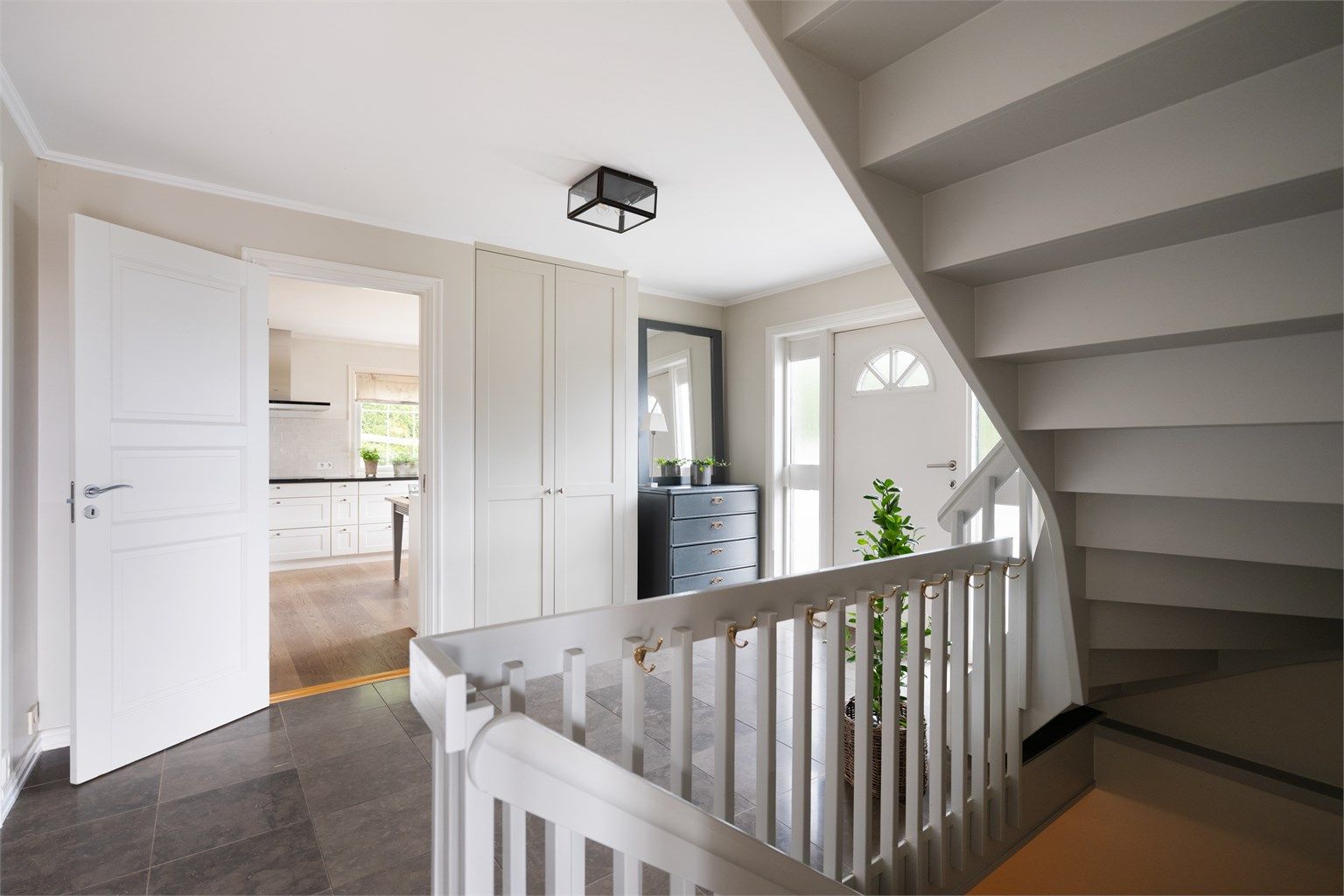 Entréen fremstår lys og luftig, med plass til å henge fra seg jakker og sette fra seg sko i innebygget garderobeskap. 