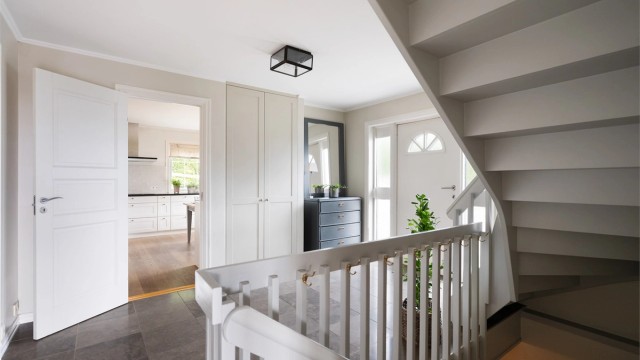 Entréen fremstår lys og luftig, med plass til å henge fra seg jakker og sette fra seg sko i innebygget garderobeskap.