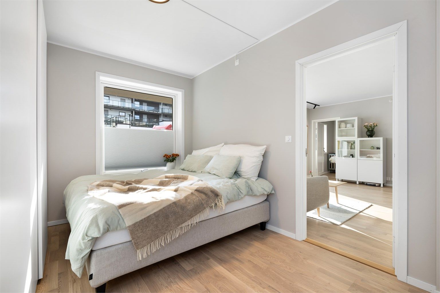 Boligens hovedsoverom! Luftig soverom som har rikelig med garderobeskap samt god plass til dobbeltseng