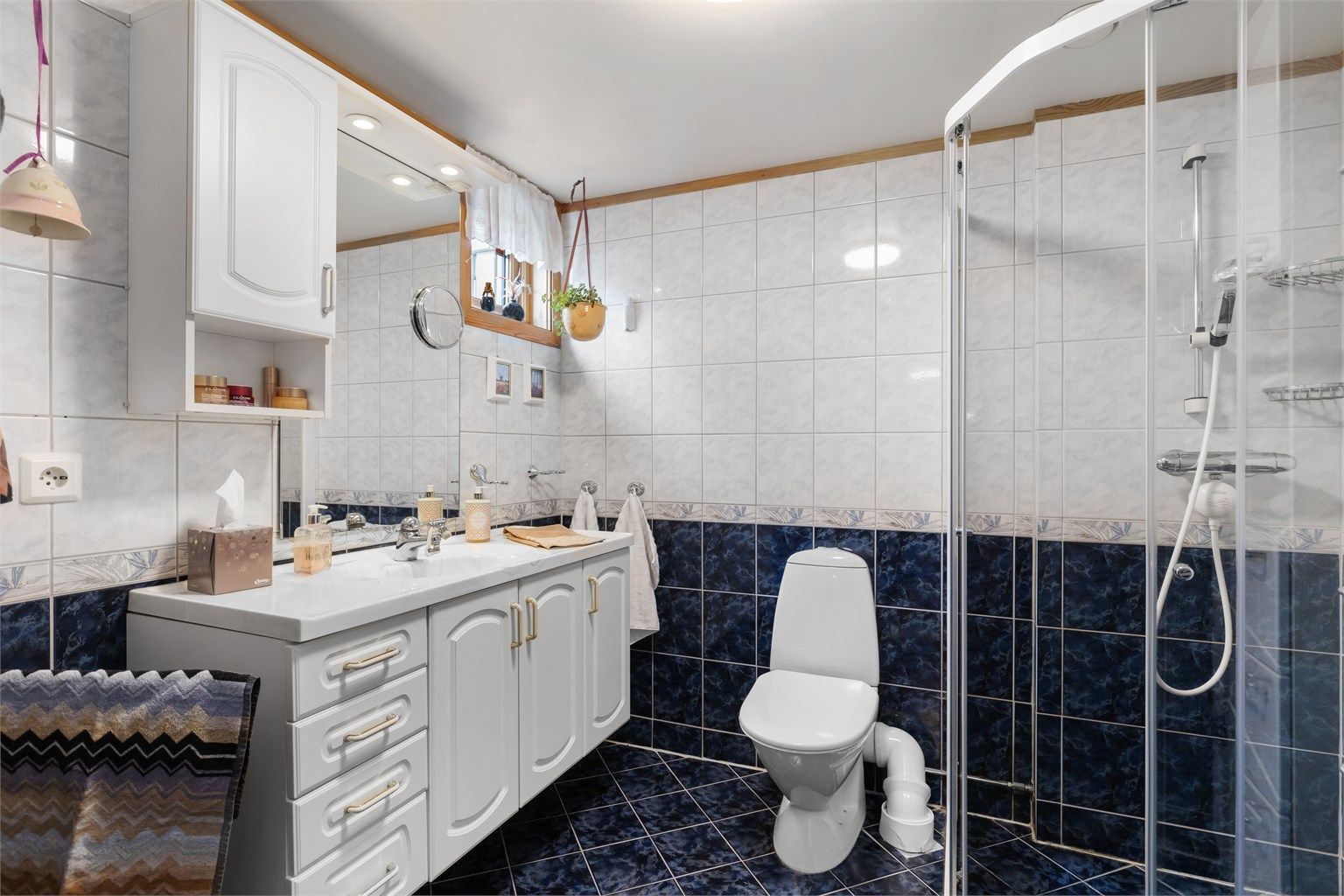 Rommet er utstyrt med servantinnredning, veggskap og mekanisk avtrekk som sikrer god ventilasjon.