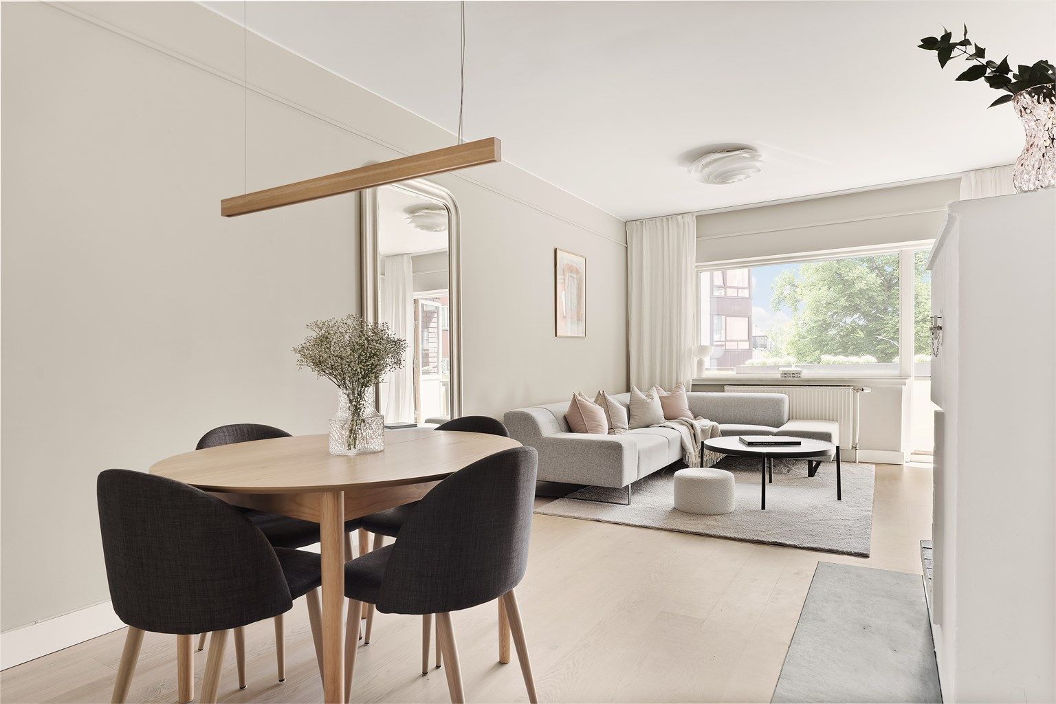 Romslig sosial planløsning med god plass til å innrede med stort sofahjørne, samt spisegruppe i stue. 