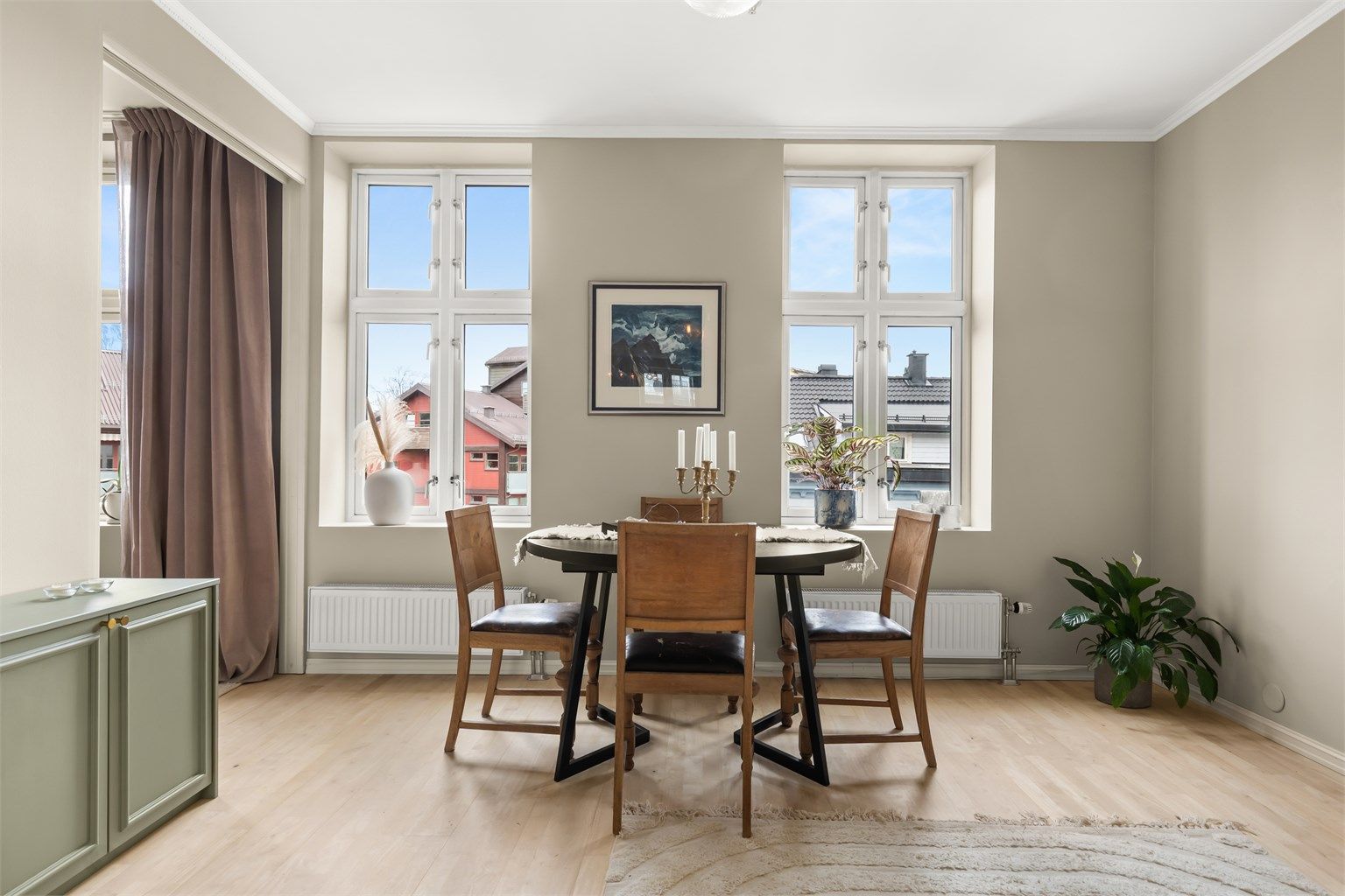 Leilighetens gjennomgående og gode planløsning sørger for godt lysinnslipp fra klassiske vinduer. 