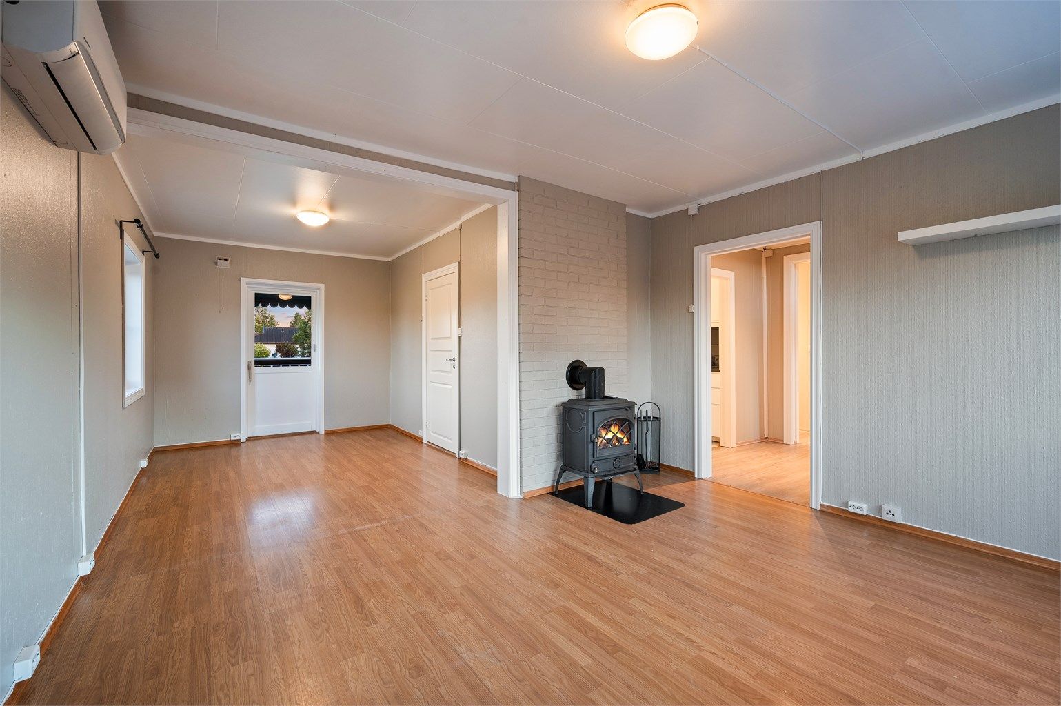 Her er det god plass til sofa med tilhørende salongbord og tv-seksjon.