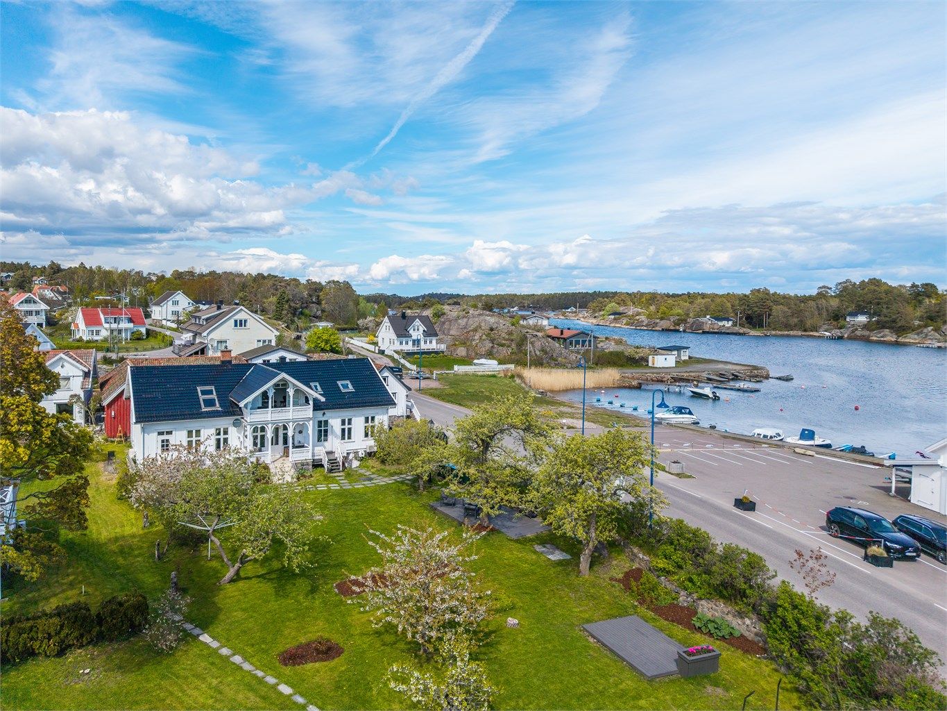 Her får man en sjelden kombinasjon av fredelige omgivelser, vakker natur og nærhet til sjøen, i et område kjent for sin ekte sommeridyll og maritime atmosfære.