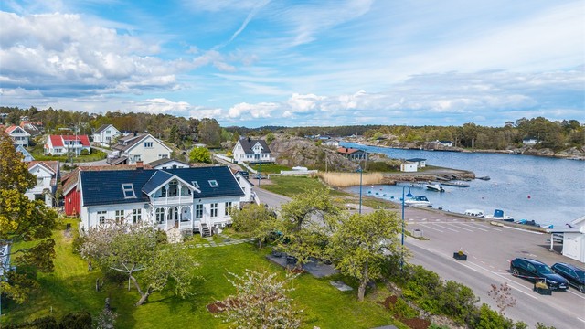 Her får man en sjelden kombinasjon av fredelige omgivelser, vakker natur og nærhet til sjøen, i et område kjent for sin ekte sommeridyll og maritime atmosfære.