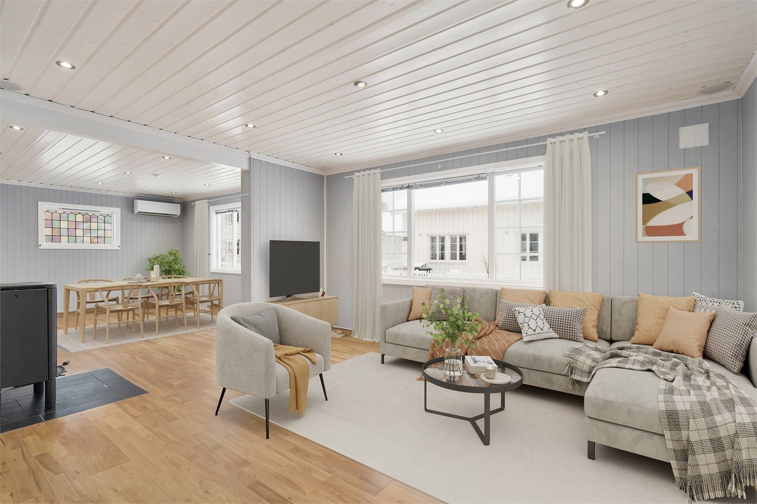 Store vindusflater som gir godt lysinnslipp og en luftig romfølelse | Varmepumpe og peis som sikrer et godt inneklima og en lun atmosfære