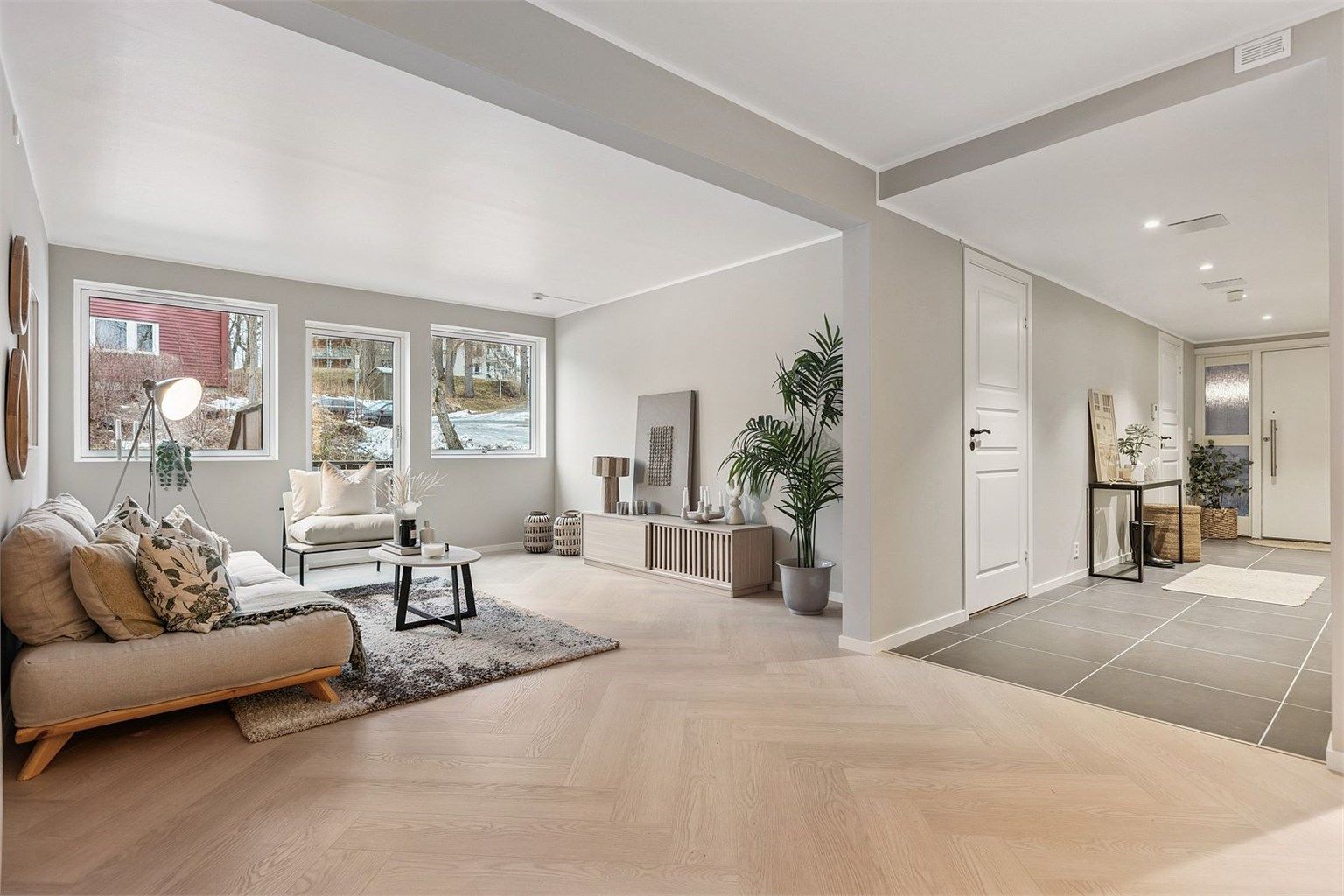 Stuen er lys og romslig med store vindusflater som gir rikelig med naturlig lys og en luftig romfølelse.