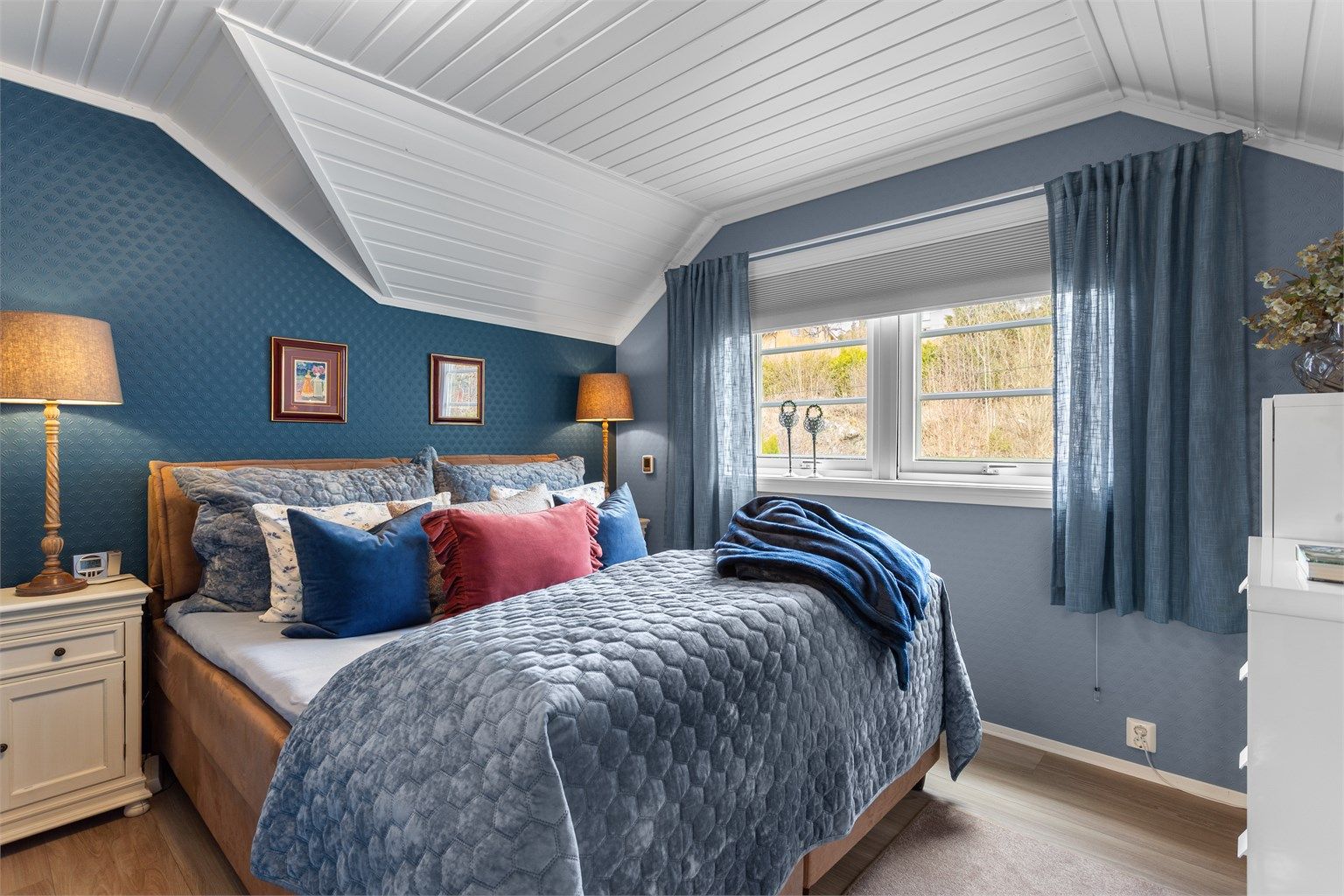 Hovedsoverommet er romslig, med god plass til dobbeltseng og garderobeløsninger.