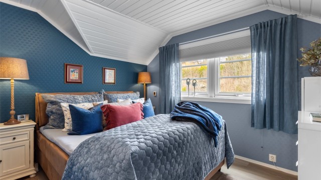 Hovedsoverommet er romslig, med god plass til dobbeltseng og garderobeløsninger.
