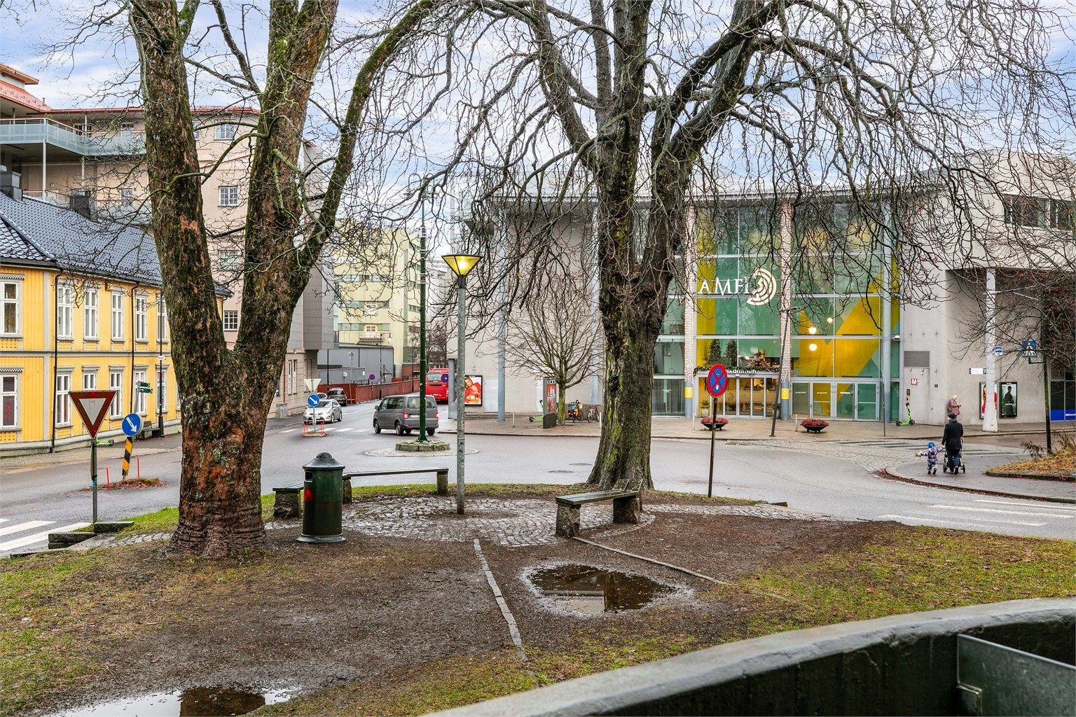 På balkongen sitter du vendt mot ettermiddags-/kveldssolen sommerstid og parken som utgjør en grønn lunge foran bygget. . Fotograf; Børge Oppegård.