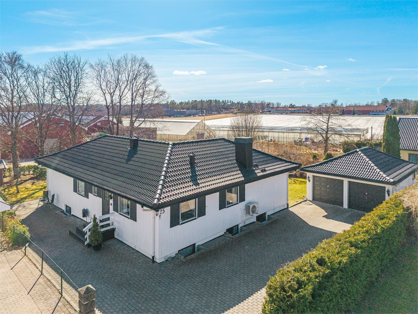 Eiendommen ligger skjermet til i et attraktivt og landlig boligområde på Vestskogen, Nøtterøy.