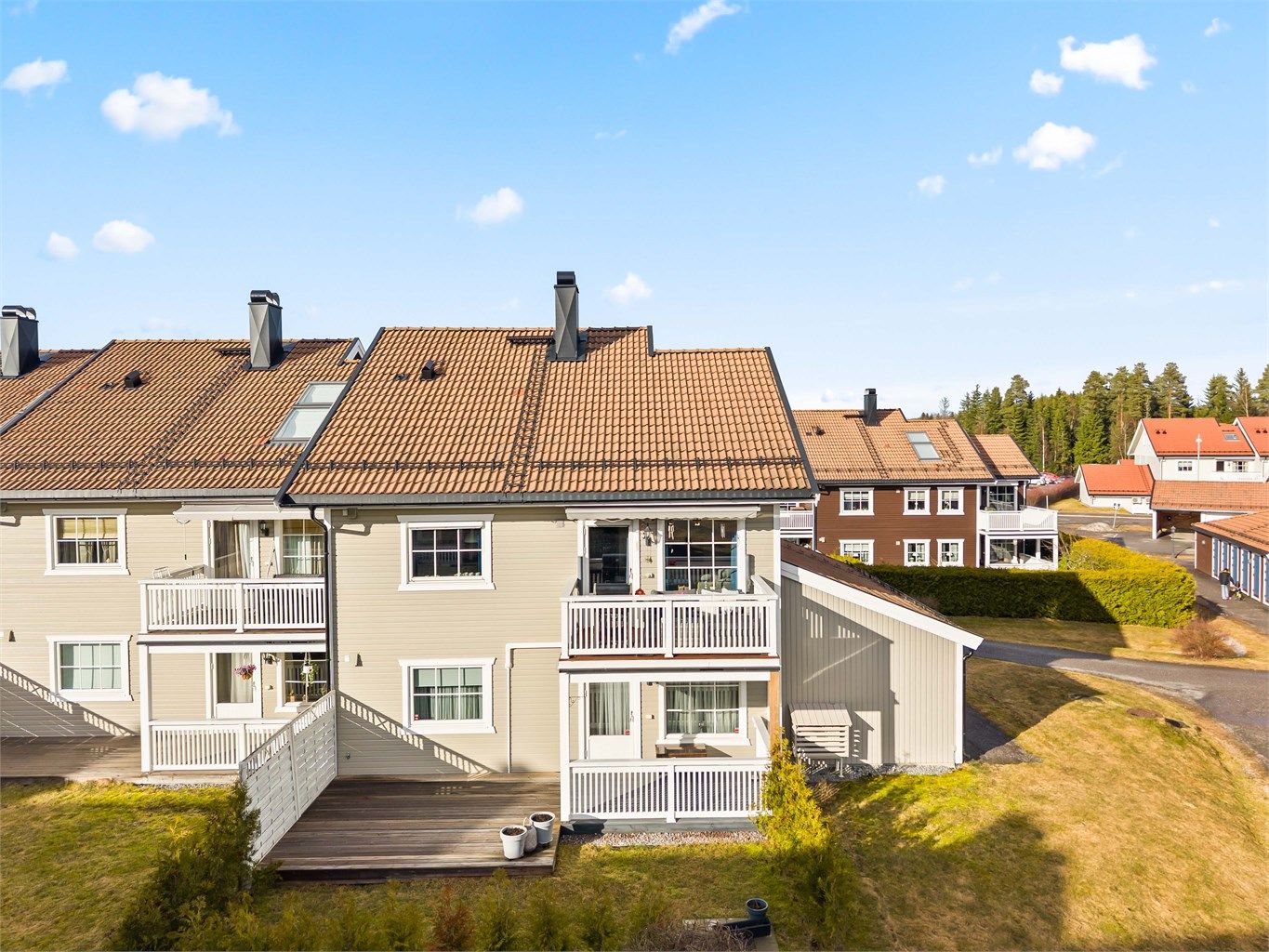 Fellesområdene er pent opparbeidet med asfalterte veier og plenarealer som vedlikeholdes av velforeningen.