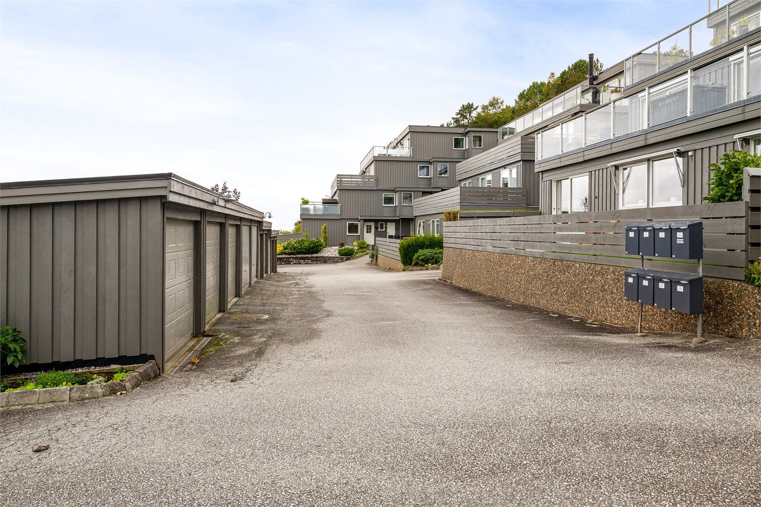 1 garasjeplass m. el-bil lader (seksjoneringsbegjæring foreligger ikke - ikke sikret rettsvern til garasje). 