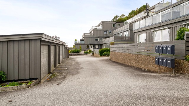 1 garasjeplass m. el-bil lader (seksjoneringsbegjæring foreligger ikke - ikke sikret rettsvern til garasje).