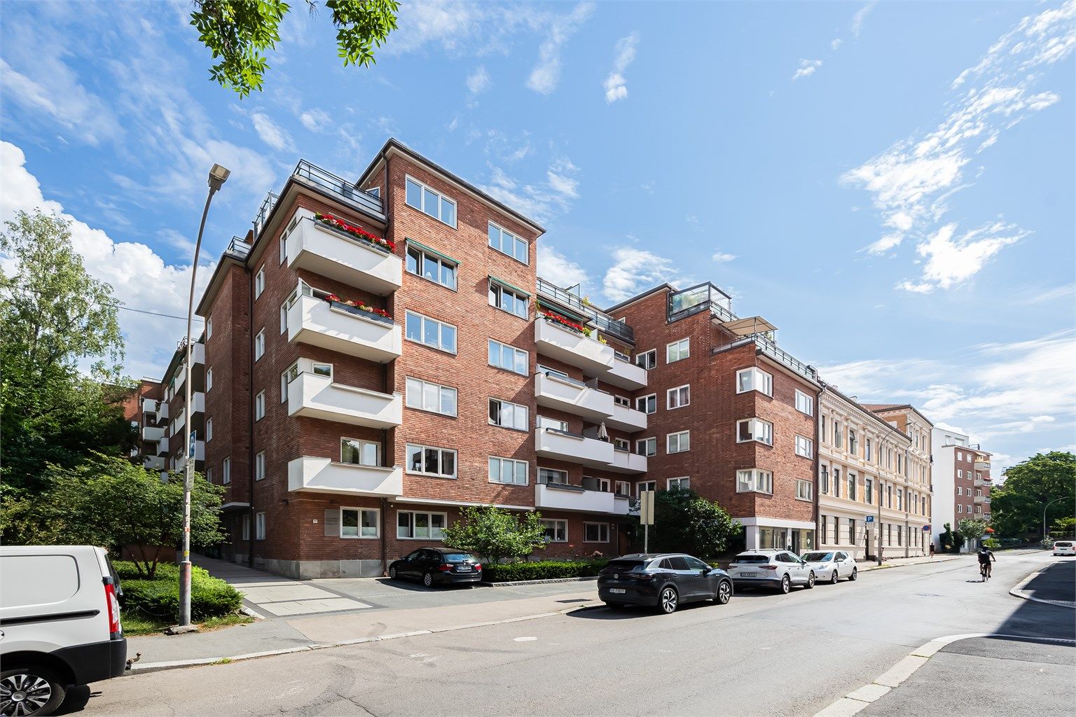 Denne boligen har en ypperlig plassering i hjertet av Majorstuen, med kort vei til alt byen har å by på.