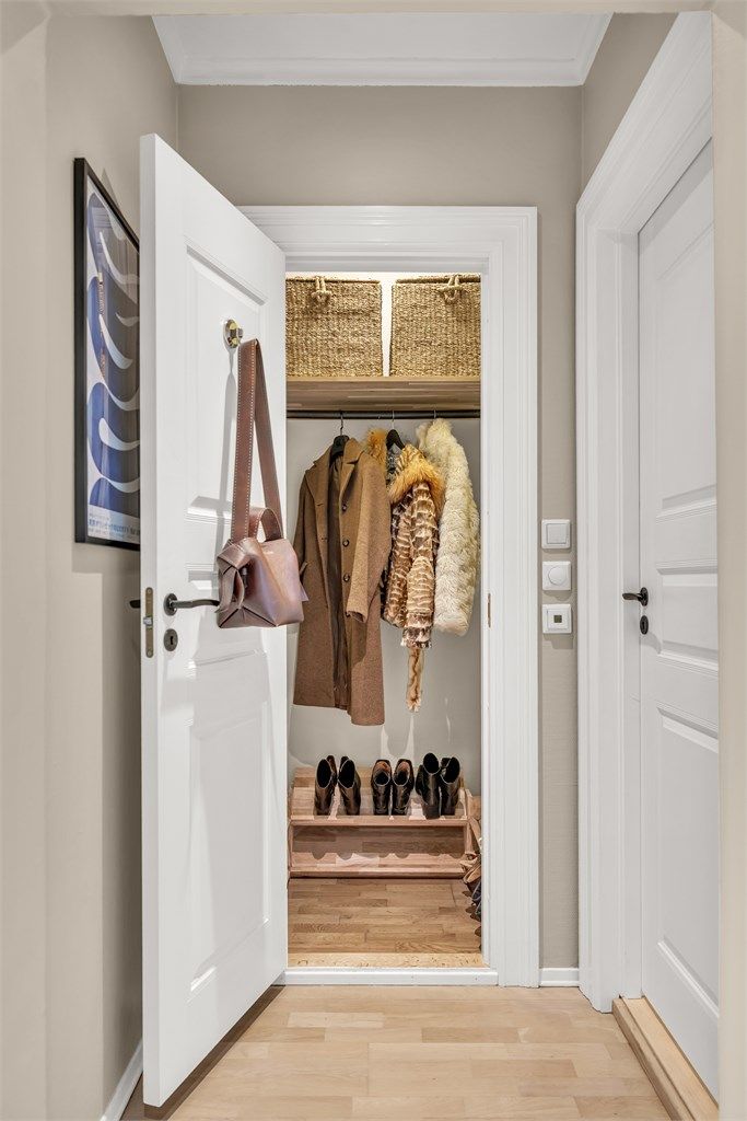 Godt med oppbevaringsplass i den praktiske innvendige boden som ligger i tilknytning til entréen.