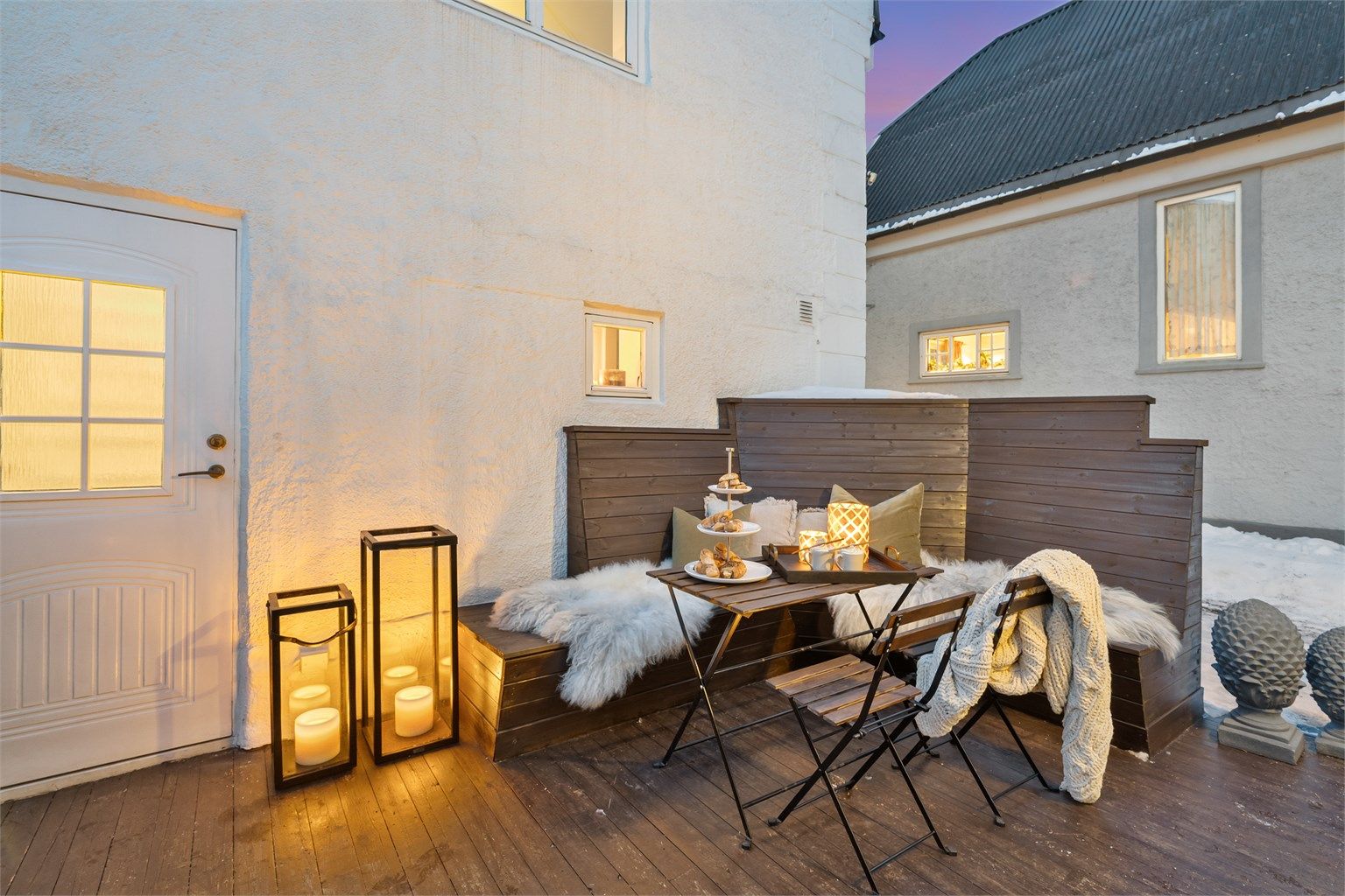 Idyllisk og skjermet bakgård med terrasseplatting på ca. 17 kvm. Her kan sene kvelder nytes etter solfylte dager i hyggelige omgivelser