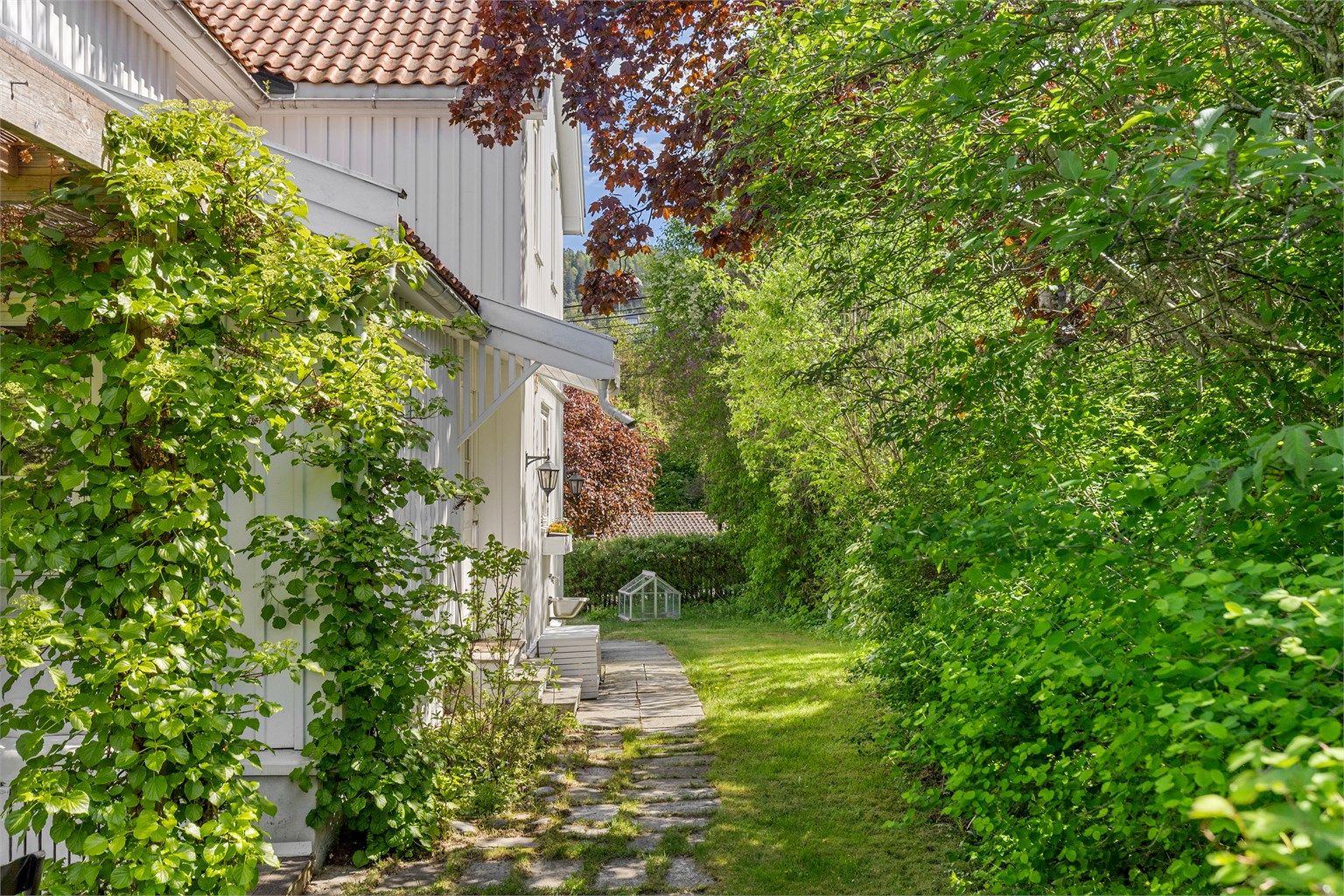 Skjermet inngangsparti på siden av bygget