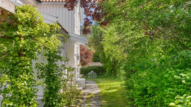 Skjermet inngangsparti på siden av bygget