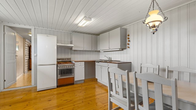 Kjøkken i kjelleretasjen med slette fronter og benkeplate i laminat.