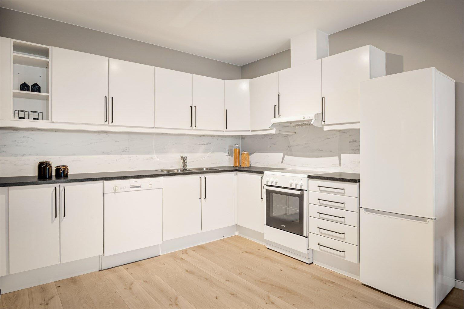 Laminert plate på vegg over benkeplater av laminat