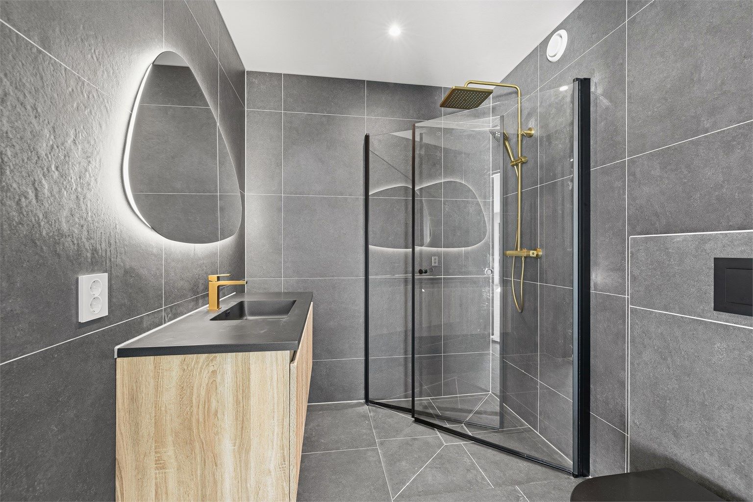 Boligen har 2 flotte, flislagte bad.