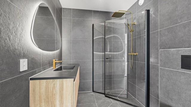 Boligen har 2 flotte, flislagte bad.