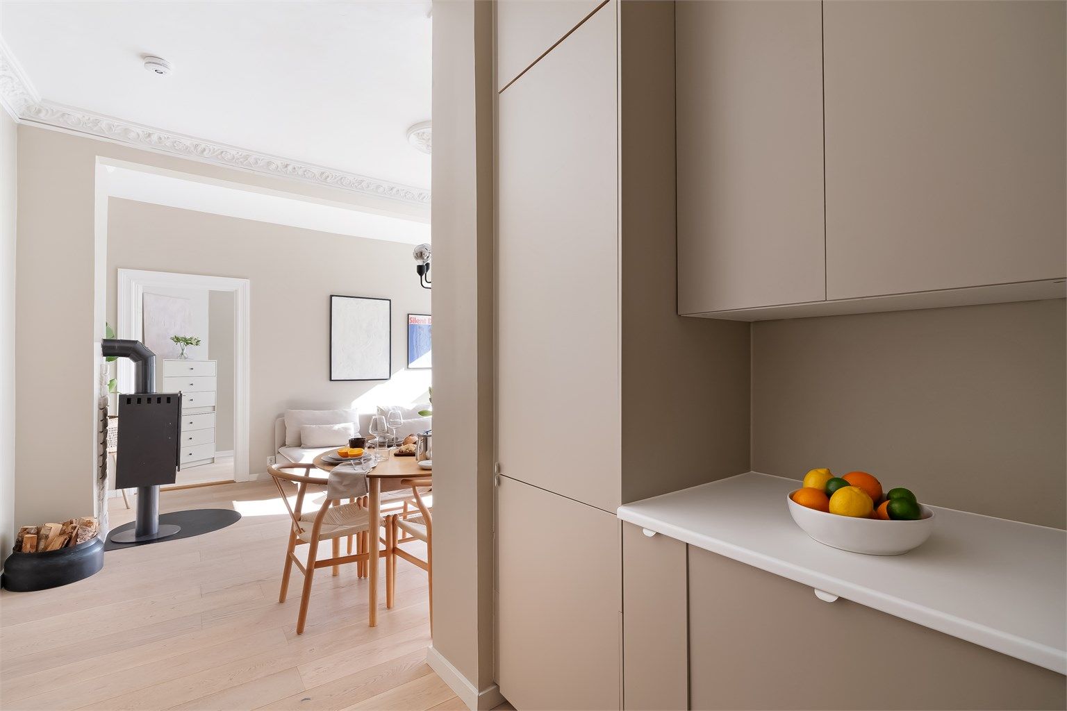 Leiligheten har et veldig sosialt oppholdsrom med kjøkken i åpen løsning mot stuen.