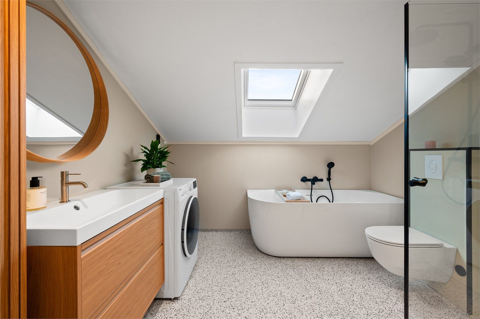 Badet er vesentlig oppgradert med moderne løsninger og behagelig gulvvarme.