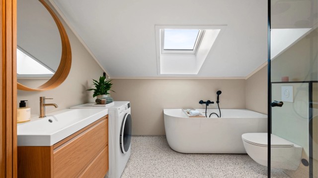 Badet er vesentlig oppgradert med moderne løsninger og behagelig gulvvarme.