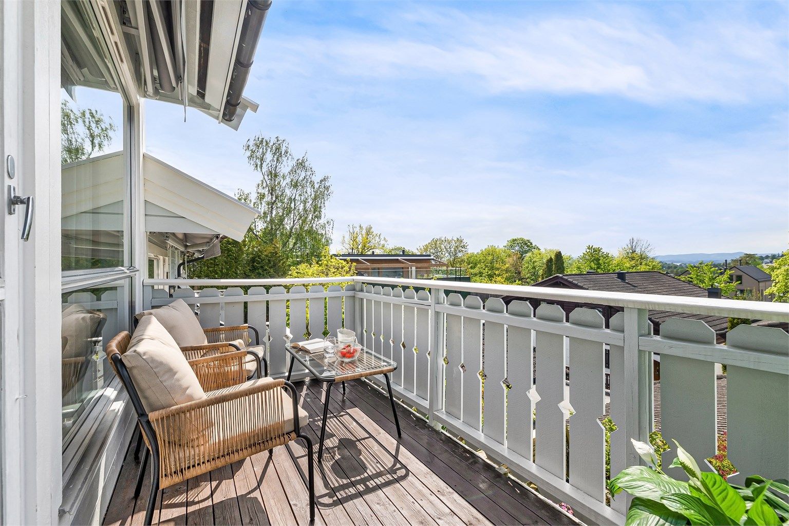 Balkongen på 6 m² har tregulv og plass til en hyggelig sittegruppe. Her ser vi også litt av Oslofjorden. 
