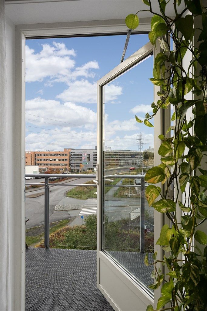 Fra stuen er det direkte utgang til balkong med rekkverk i metall og glass.