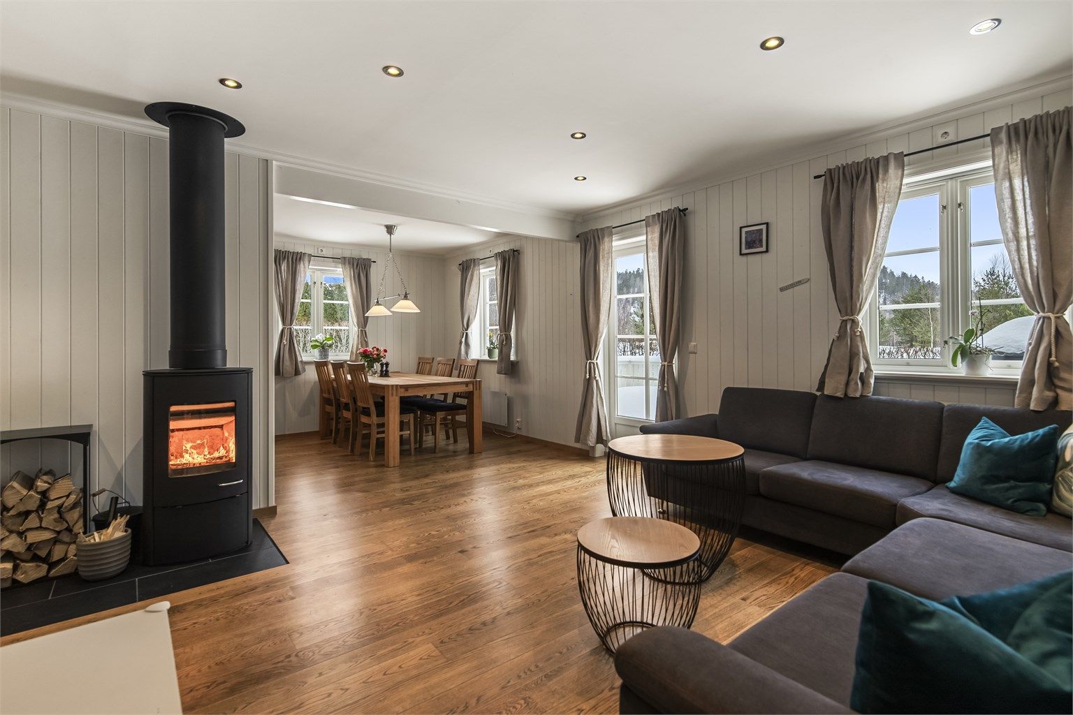 De store vindusflatene slipper inn mye naturlig sollys som gir en lys og lett atmosfære.